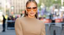 Η Jennifer Lopez με το μανικιούρ που κάνει τα δάχτυλα να δείχνουν πιο μακριά και λεπτά