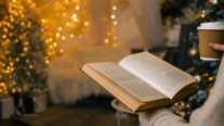 Βιβλιο-προτάσεις: Τα 5 ελληνικά μυθιστορήματα που θα διαβάσουμε στις γιορτές
