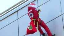 Βόλος: Στην Παιδιατρική του νοσοκομείου ο Άγιος Βασίλης κατέβηκε με σχοινιά καταρρίχησης [βίντεο]