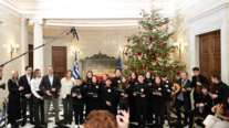 Τα κάλαντα των Χριστουγέννων στον Πρωθυπουργό από το Μουσικό Σχολείο Αλίμου