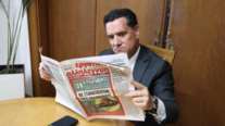 Άδωνις Γεωργιάδης: Ποζάρει διαβάζοντας εφημερίδα της ΑΝΤΑΡΣΥΑ που τον έχει "ντύσει" Χάρο [εικόνες]