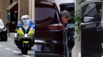 Η στιγμή που ο Σαρκοζί γυρνάει σπίτι: Μέσα σε SUV με φιμέ τζάμια και την Κάρλα Μπρούνι στο πλευρό του