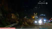 Χαϊδάρι: Πτώση βράχων στη Λεωφόρο Αθηνών - Με δυσκολία η κίνηση των οχημάτων [βίντεο]