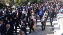 Διονύσης Σαββόπουλος: Η Ελλάδα αποχαιρέτησε τον "Νιόνιο", συγκίνηση στο τελευταίο αντίο με το "Ας κρατήσουν οι χοροί"