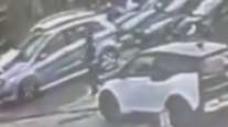 Βριλήσσια: Η στιγμή που ο άνδρας παρασύρει με το αυτοκίνητό του την υπάλληλο έξω από τα ΕΛΤΑ [βίντεο]
