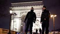Παρίσι: Αστυνομικοί πυροβόλησαν και τραυμάτισαν άνδρα που τους απείλησε με μαχαίρι κοντά στην Αψίδα του Θριάμβου