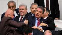 Χάος στην τουρκική Βουλή: Άγριο ξύλο μεταξύ βουλευτών στην ορκωμοσία νέων υπουργών - Γιατί "άναψαν τα αίματα"