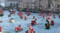 Η μαγεία των Χριστουγέννων φτάνει με γόνδολα στη Βενετία: Εκατοντάδες Άγιοι Βασίληδες πλημμύρισαν τα κανάλια