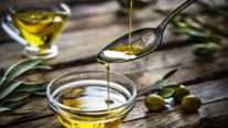 Γιατί οι Ελληνες πληρώνουν ακριβότερα το ελαιόλαδο - Από τον παραγωγό στο ράφι