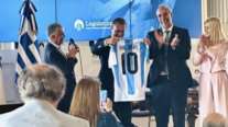 Γιώργος Νταλάρας όπως... Μέσι: Βράβευση στο δημαρχείο του Μπουένος Άιρες με φανέλα της Αργεντινής [εικόνες]