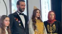 Viral χλιδάτος γάμος στην Τουρκία: Γέμισαν χρυσάφι τη νύφη, αναγκάστηκε να καθίσει από το βάρος