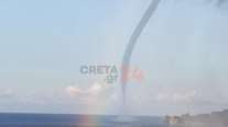 Εντυπωσιακός υδροστρόβιλος και ουράνιο τόξο στην Κρήτη [εικόνες - βίντεο]