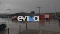 Εύβοια: Η κακοκαιρία ξήλωσε στέγαστρα αυτοκινήτων σε σούπερ μάρκετ στο Αλιβέρι - Ποτάμια οι δρόμοι [βίντεο]