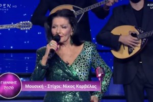 Αγέραστη η Ζωζώ Σαπουντζάκη:  "Τα έσπασε" χορεύοντας και τραγουδώντας με φίλους και συνεργάτες [Βίντεο]