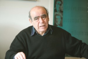 Συγκίνηση στην κηδεία του Θανάση Βαλτινού - Ο ύστατος χαιρετισμός στον σπουδαίο συγγραφέα [εικόνες] - εικόνα 7