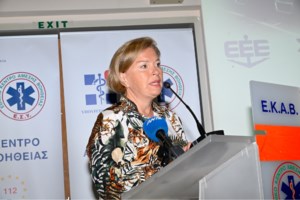 Μίνα Γκάγκα: Έβαψε με τους άστεγους κόκκινα αυγά, μαγείρεψε και σέρβιρε στη δομή αντιμετώπισης φτώχειας στον Πειραιά - εικόνα 5