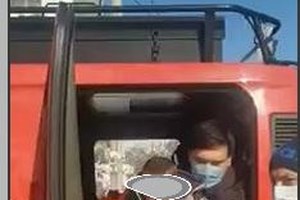 Απίστευτες εικόνες: Αστυνομικοί κουβάλησαν στην πλάτη τους κοριτσάκι για να το απεγκλωβίσουν από την Αττική Οδό [βίντεο]