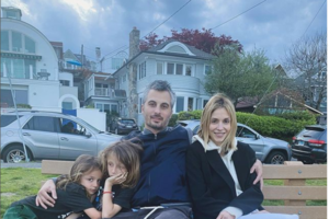 Πόπη Τσαπανίδου: Συγκινημένη, αποχαιρετά τον εγγονό της στο αεροδρόμιο [Εικόνα] - εικόνα 9