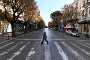 Θεσσαλονίκη: Η "παρουσιάστρια" επιτέθηκε σε αστυνομικούς - "Πέταξα στον Χαρδαλιά νερό και θα φοβηθώ εσάς;" - εικόνα 2