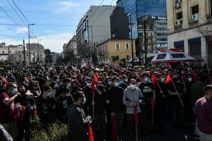 Καρέ - καρέ η "βροχή" από βόμβες μολότοφ στο πανεκπαιδευτικό συλλαλητήριο - Επεισόδια και 40 προσαγωγές [Βίντεο] - εικόνα 8
