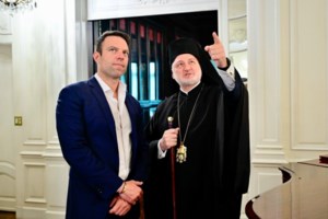 Ο Ανδρουλάκης τρολάρει τον Κασσελάκη: Στη βάφτισή μου μέσα στην κολυμβήθρα σχηματίστηκε ο ήλιος του ΠΑΣΟΚ - εικόνα 2