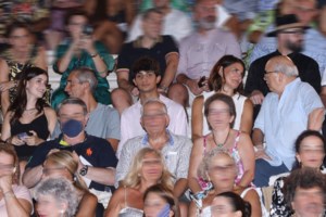 Κατερίνα Παπουτσάκη: Μαυρισμένη θεά σε θεατρική έξοδο - Με πολύ ιδιαίτερο μίνι φόρεμα [εικόνες] - εικόνα 2