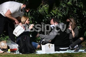 Τζένη Μπαλατσινού: Βόλτα με τον γιο της με athleisure look - Η γαλάζια μάξι ζακέτα - εικόνα 6