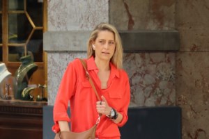 Τατιάνα Μπλάτνικ: Η βραδινή έξοδος με vintage Gucci scarf shirt με τεράστια μανίκια νυχτερίδα - εικόνα 5