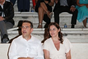 Μπέτυ Μπαζιάνα: Το μίντι μαύρο φόρεμα με ντεκολτέ - καρδιά που επέλεξε για τη νέα θεατρική της έξοδο - εικόνα 6