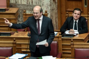 "Τελεσίγραφο" Χατζηδάκη: Κατεδαφίστε τα αυθαίρετα σε δάση, παραλίες και ρέματα - εικόνα 2