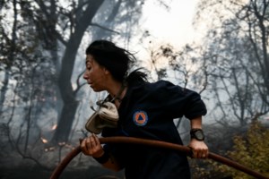 Συγκλονίζει η  Κατερίνα Ιωαννίδου που έγινε viral στις φωτιές της Βαρυμπόμπης: "Ξέρουμε ότι 90% θα γυρίσουμε στο σπίτι μας με φέρετρο" [βίντεο] - εικόνα 2