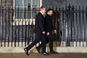 Ο βασιλιάς Κάρολος υποδέχεται τον Ζελένσκι - Μια συνάντηση με ισχυρό συμβολισμό