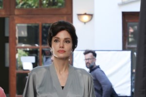 Νέος έρωτας για την Αντζελίνα Τζολί: Τι δουλειά κάνει ο γοητευτικός άντρας που έχει δίπλα της - εικόνα 2