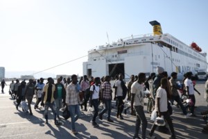 Από την Κρήτη στο Λαύριο και απευθείας για κράτηση οι πρώτοι 247 μετανάστες από τη Λιβύη - εικόνα 2