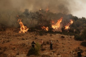 Οι Ενοπλες Δυνάμεις στα πύρινα μέτωπα - Οι επικίνδυνοι ελιγμοί στους καπνούς και οι "βουτιές" για νερό [Εικόνες-Βίντεο] - εικόνα 9