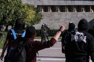 Δυστυχώς: Δεκατετράχρονα παιδιά στα επεισόδια με τα ΜΑΤ στο Σύνταγμα [εικόνες και βίντεο]