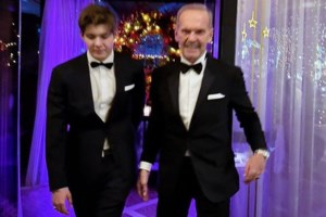 Μαρία Μπακοδήμου: Νυχτερινή έξοδος με τον γοητευτικό γιο της Άρη Αργυρόπουλο - Το total white και η Chanel τσάντα