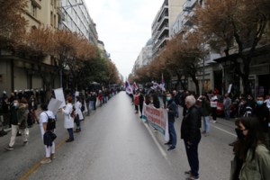 Επέτειος Πολυτεχνείου: Καρέ - καρέ η "μάχη" με χημικά στην Πανεπιστημίου - Τους πήραν σηκωτούς οι αστυνομικοί