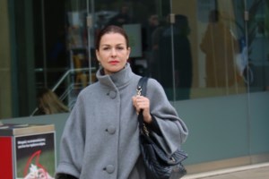 Τζίνα Αλιμόνου: Το μισό μάξι - μισό μίνι φόρεμα στο χρώμα του καλοκαιριού που επέλεξε σε βραδινή έξοδο - εικόνα 5