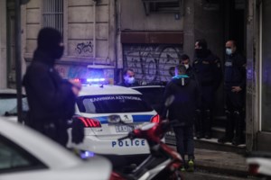 Σοκ στην Εύβοια: Μαχαίρωσε τον σύζυγό της μπροστά στο δίχρονο παιδί τους- Τον υποψιαζόταν ότι την απατά