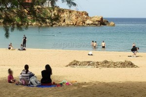 Ποιο lockdown; Γέμισαν κόσμο οι παραλίες σε Φλοίσβο και Καβούρι - Οι Αθηναίοι έκαναν τις πρώτες βουτιές [εικόνες] - εικόνα 10