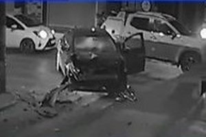 Κυψέλη: Βίντεο ντοκουμέντο από το φρικτό τροχαίο με έναν 18χρονο νεκρό - Πώς συγκρούστηκαν οι δύο μηχανές