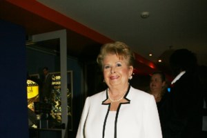 Η Εριέττα Κούρκουλου-Λάτση ποζάρει στο χριστουγεννιάτικο δέντρο του σπιτιού αγκαλιά με τον μικρό Λέοντα - εικόνα 3