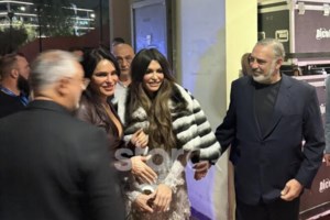 Γκίλφοϊλ: Εντυπωσιακή εμφάνιση σε δείπνο προκαλεί... διεθνείς συζητήσεις - "Τολμηρή ή λάθος επιλογή;"