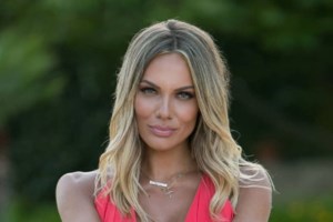 Η Ιωάννα Μαλέσκου σε αυτάρεσκο σόλο τσιφτετέλι on air: "Πούλα το, πούλα το" φώναζαν οι συνεργάτες της [Βίντεο]