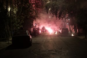Θεσσαλονίκη: Επίθεση με μολότοφ εναντίον διμοιρίας των ΜΑΤ έξω από το ΑΠΘ [εικονες - βίντεο]