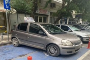 Βόλος: Οδηγός πάρκαρε παράνομα, έβγαλε μόνος του τις πινακίδες και πήγε για τσίπουρα [βίντεο]