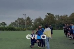 Θεσσαλονίκη: Πρόταση γάμου με πυρσούς στη μέση της Αριστοτέλους [βίντεο]