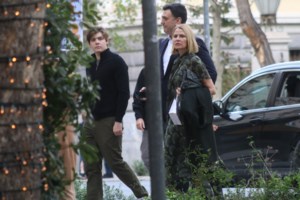 Τζένη Μπαλατσινού: Το "λάθος" με το cut out στο φόρεμά της - Το διόρθωσε μπροστά στον κόσμο ο σχεδιαστής - εικόνα 10