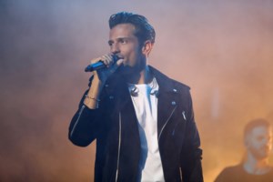 Κωνσταντίνος Αργυρός: Θαυμάστρια του πέταξε σουτιέν σε συναυλία - Δείτε πώς αντέδρασε ο τραγουδιστής [βίντεο] - εικόνα 2